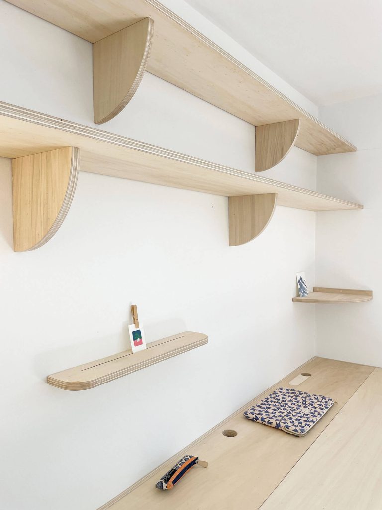 photo vue plongée mur et bureau accroché au mur